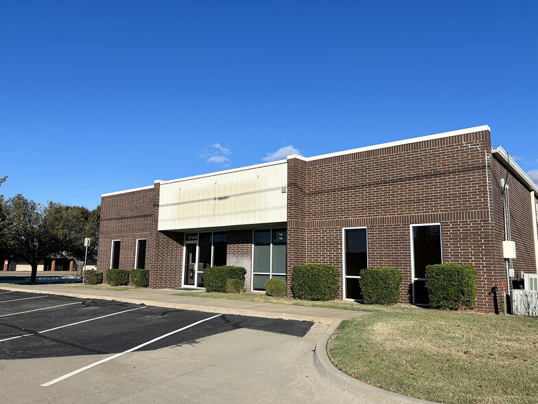 Primary Photo Of 2800 S Kelly Ave, Edmond Showroom For Lease