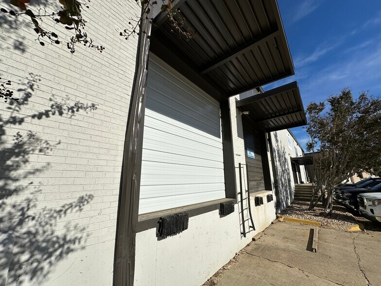 More Photos Of 3101-3109 E Avenue E, Arlington Distribution For Lease