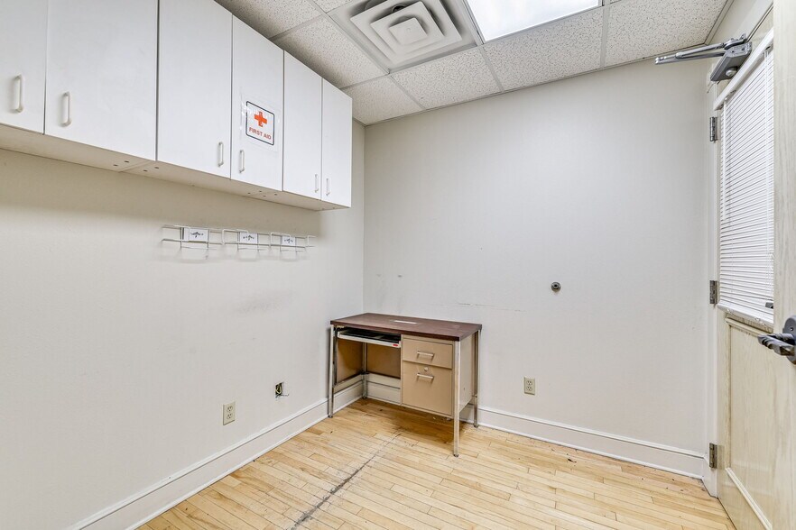 More Photos Of 29 S Chadbourne St, San Angelo Drugstore For Sale