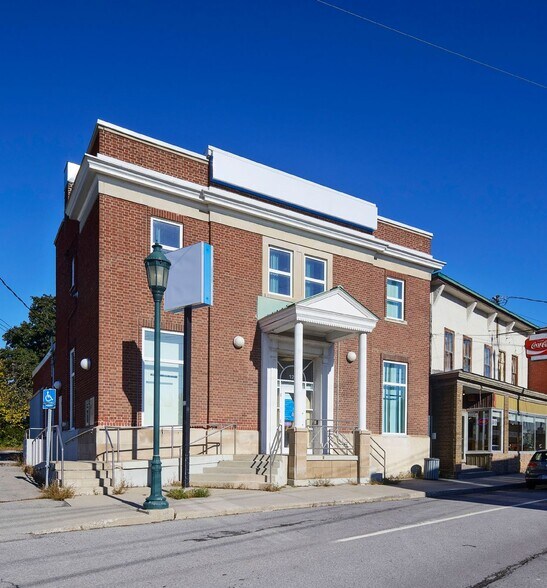 More Photos Of 124 Rue Châteauguay, Huntingdon General Retail For Sale