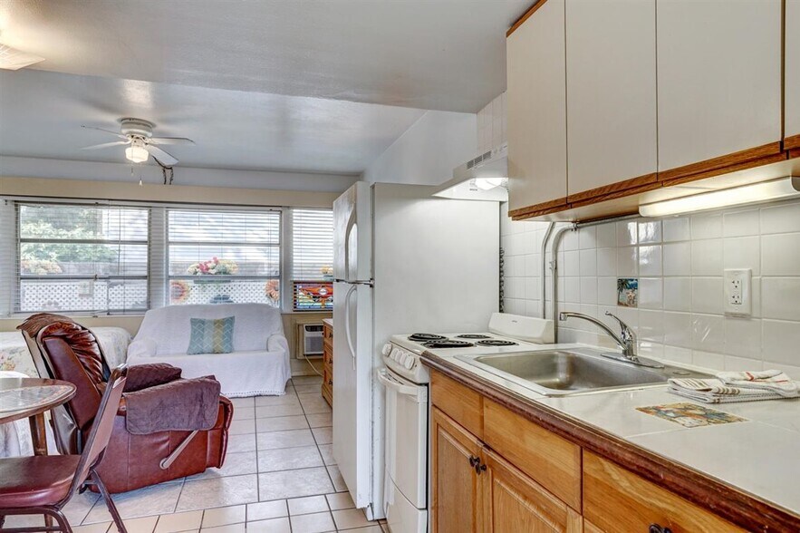 More Photos Of 1064 Broadway, Dunedin Hotel For Sale