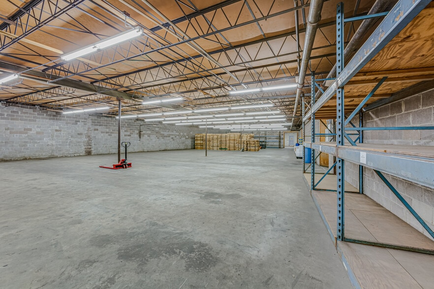 More Photos Of 1000 Gilway St, Holly Hill Light Distribution For Sale