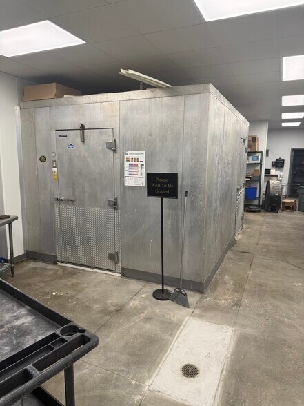 More Photos Of 5681 Nevius Rd, Mobile Restaurant For Lease