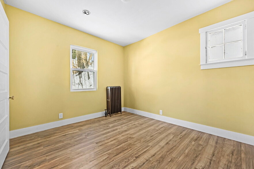 More Photos Of 68 Brook St, Croton On Hudson Showroom For Sale