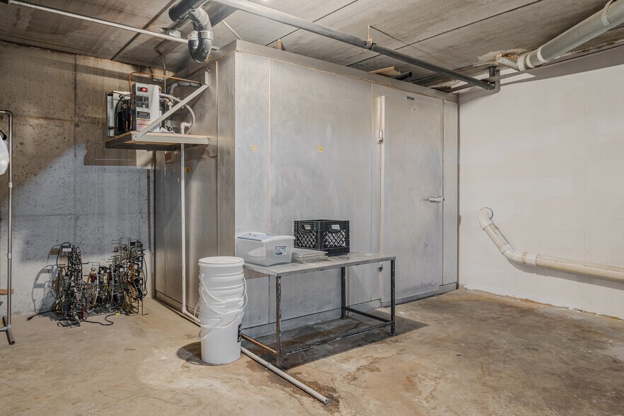 More Photos Of 689 Broadway, Berlin Restaurant For Sale