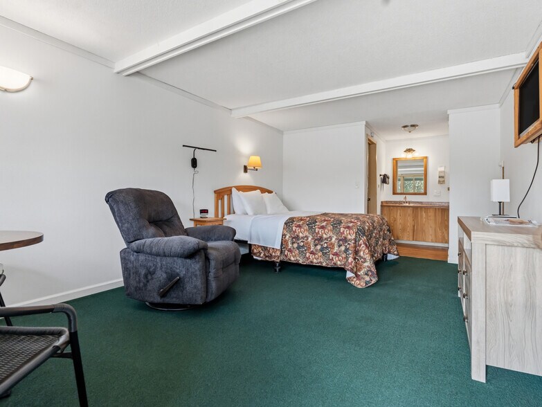 More Photos Of 16154 US 63 Hwy, Hayward Hotel For Sale
