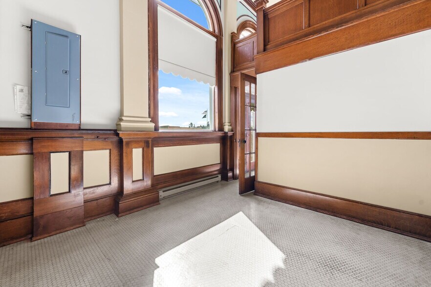 More Photos Of 102 Crosby St, Tekoa Flex For Sale