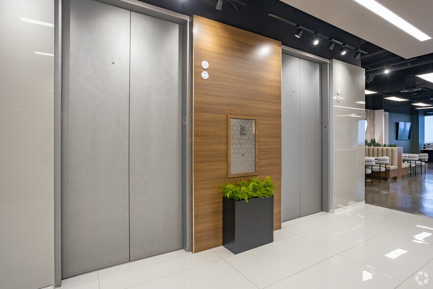 More Photos Of 24 Greenway Plz, Houston Office For Lease