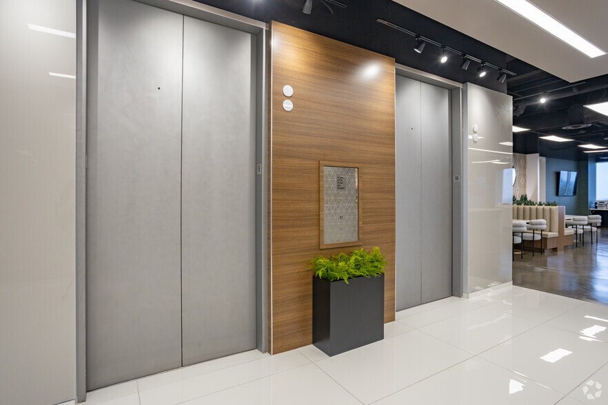 More Photos Of 24 Greenway Plz, Houston Office For Lease