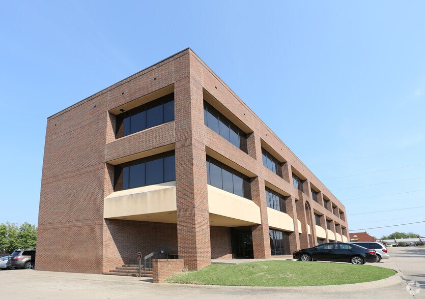 More Photos Of 10421 W Markham St, Little Rock Office For Lease
