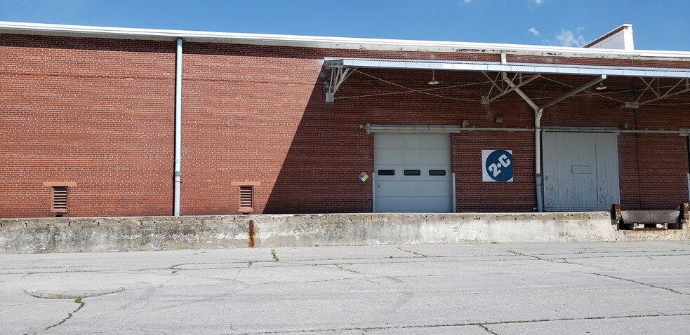 More Photos Of 1300 W 3rd St, Granite City Warehouse For Lease