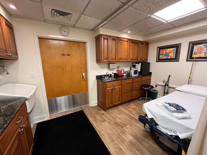 More Photos Of 6600 10th Ave N, Saint Petersburg Medical For Lease