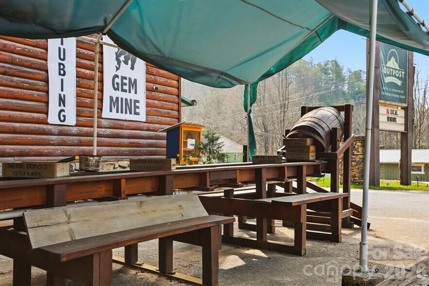 More Photos Of 10932 Rosman Hwy, Lake Toxaway Freestanding For Sale