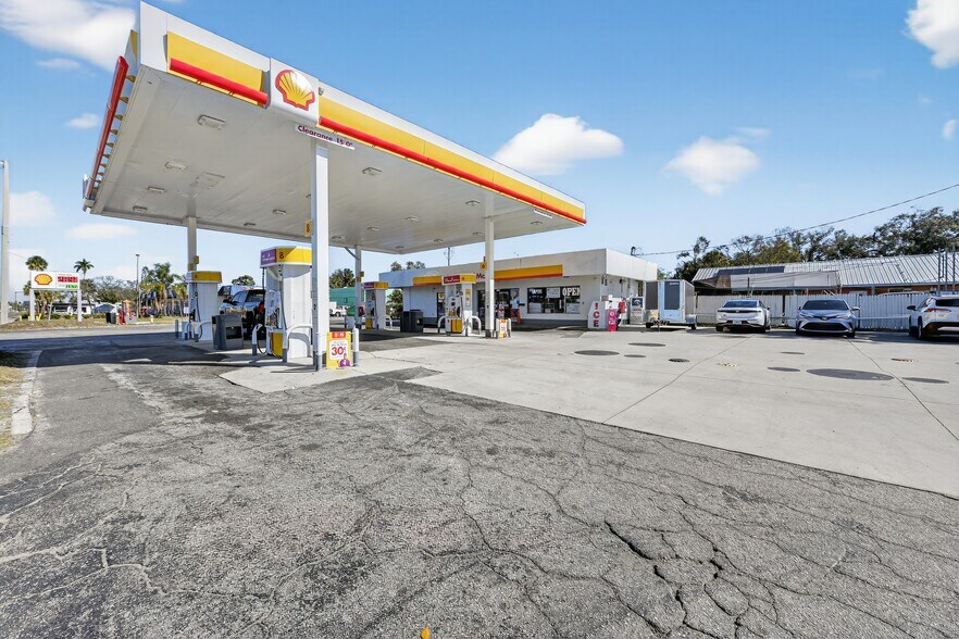 Primary Photo Of 1240 8th Ave W, Palmetto Service Station For Sale