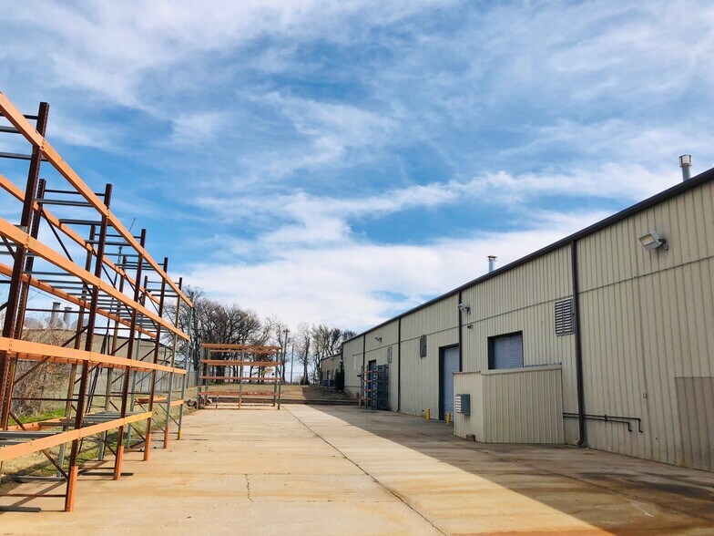 More Photos Of 5353 S Hattie Ave, Oklahoma City Warehouse For Lease