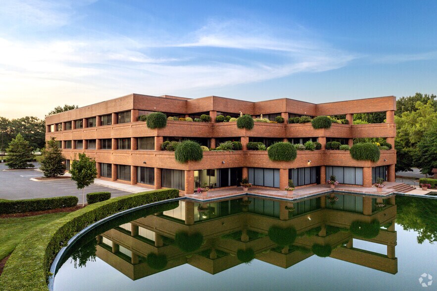 More Photos Of 4824 Parkway Plaza Blvd, Charlotte Office For Lease