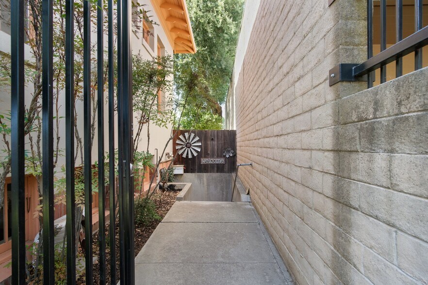 More Photos Of 355 W Las Palmas Ave, Patterson Office Residential For Sale