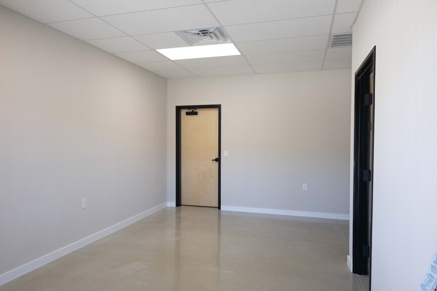 More Photos Of 720 S Bell Blvd, Cedar Park Warehouse For Lease