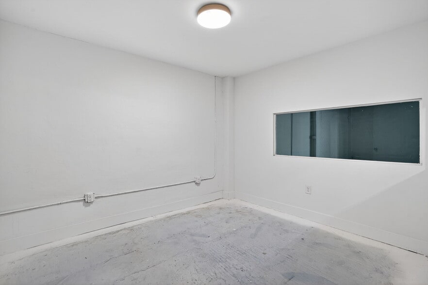 More Photos Of 500 W Flagler St, Miami Manufacturing For Lease