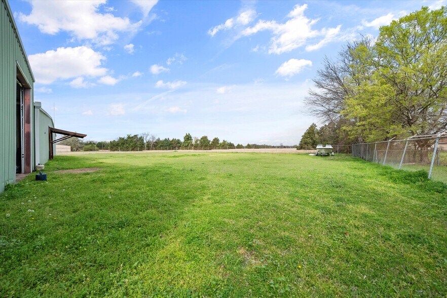 More Photos Of 613 2nd St, Kerens Light Manufacturing For Sale