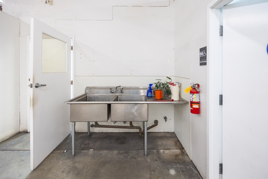 More Photos Of 360 Swift Ave, South San Francisco Warehouse For Lease