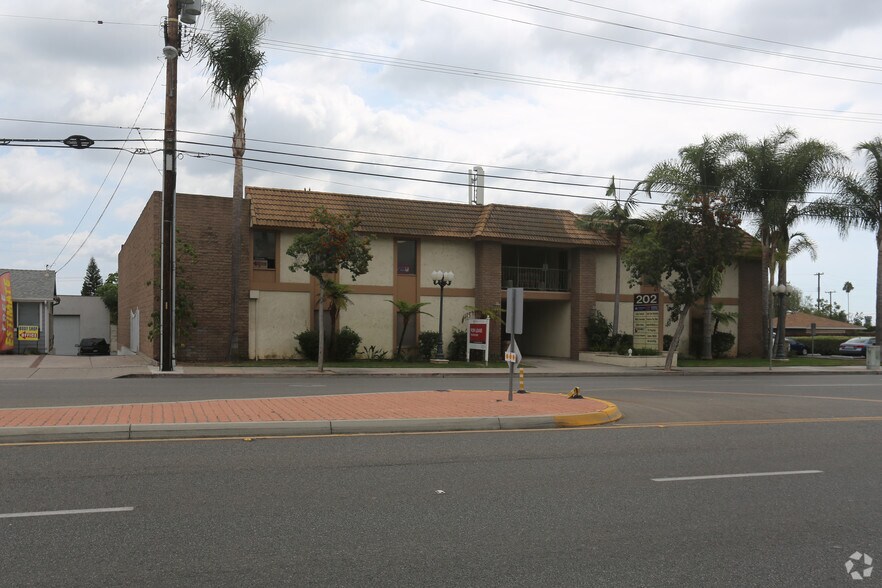 More Photos Of 202 W Lincoln Ave, Orange Office For Lease