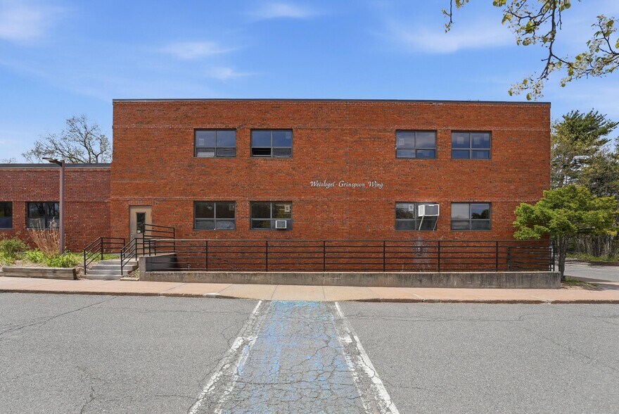 More Photos Of 594 Converse St, Longmeadow Schools For Lease