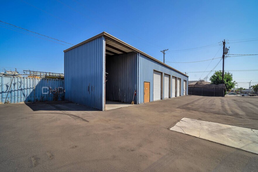 More Photos Of 14208 Towne Ave, Los Angeles Showroom For Lease