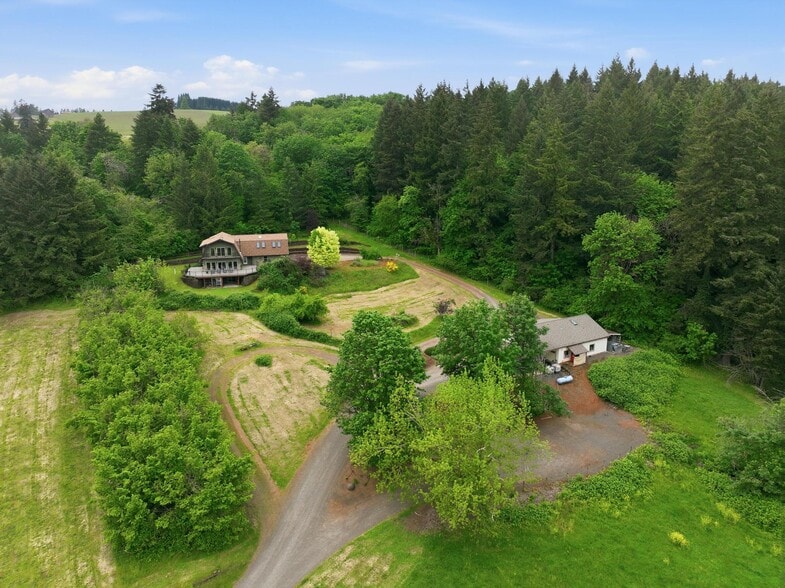 More Photos Of 19231 NE Fairview Dr, Dundee Flex For Sale
