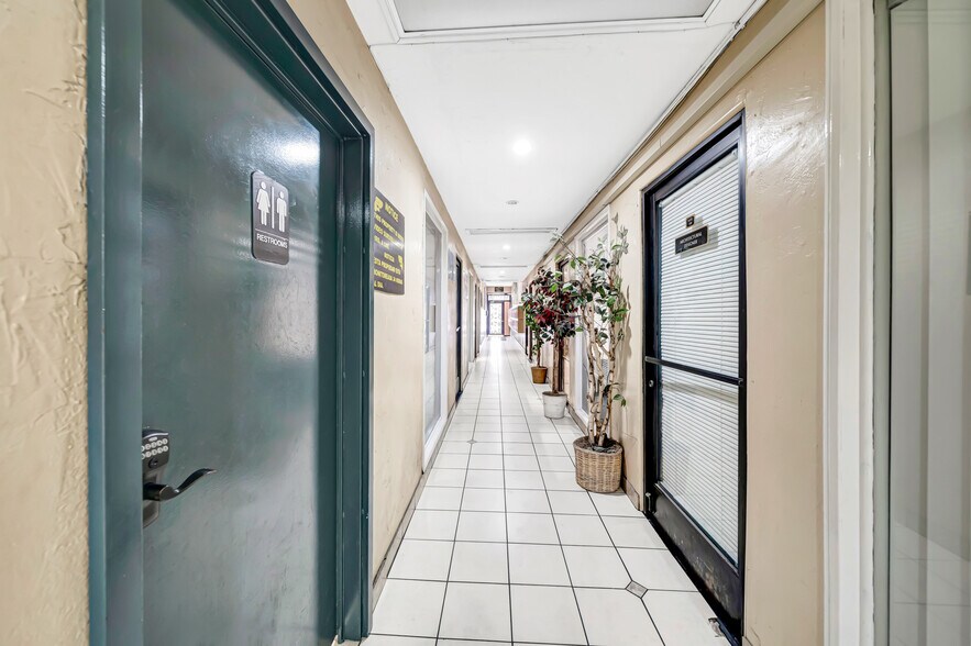 More Photos Of 6358-6360 Van Nuys Blvd, Van Nuys Storefront Retail Office For Lease