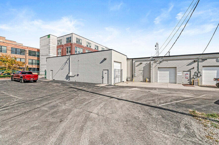 More Photos Of 1340 N Illinois St, Indianapolis Showroom For Lease