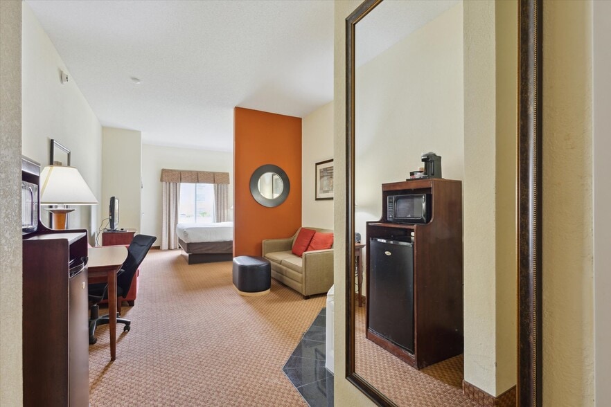More Photos Of 2750 Fortune Cir W, Indianapolis Hotel For Sale