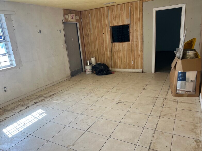 More Photos Of 683 W 26th St, Hialeah Service For Sale