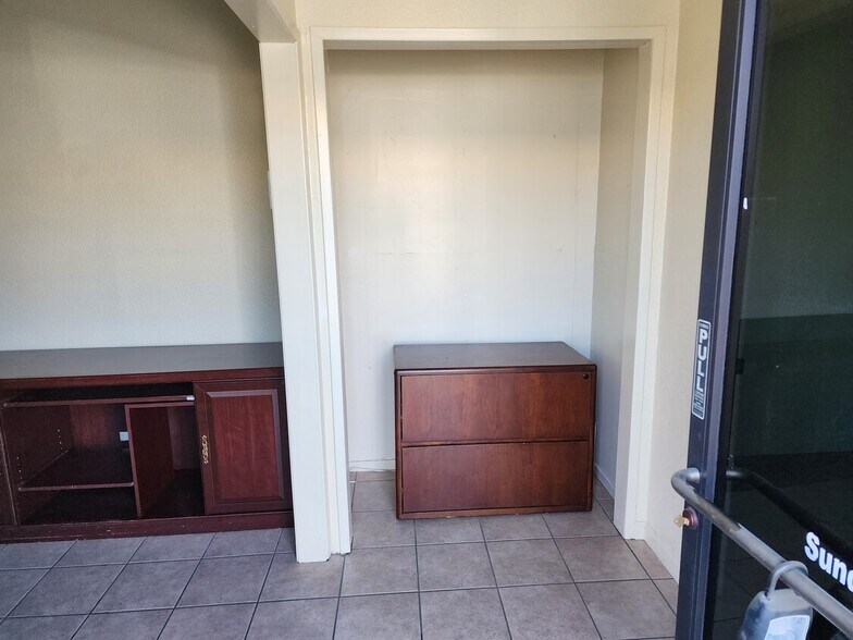 More Photos Of 1515 E Tulare Ave, Tulare Flex For Lease