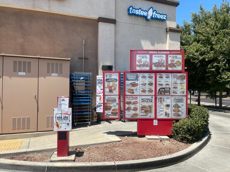 More Photos Of 1400 E Noble Ave, Visalia Fast Food For Sale