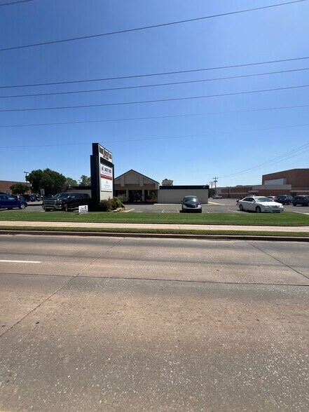 More Photos Of 400 N Eastern Ave, Moore Medical For Sale
