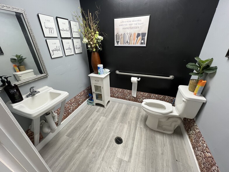 More Photos Of 5745-5759 Beney Rd, Jacksonville Unknown For Lease