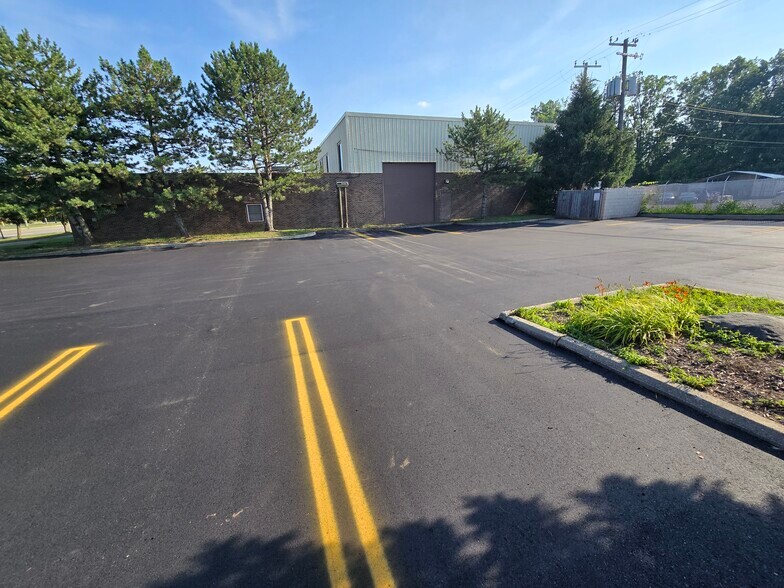 More Photos Of 2250 Pontiac Rd, Auburn Hills Office For Lease