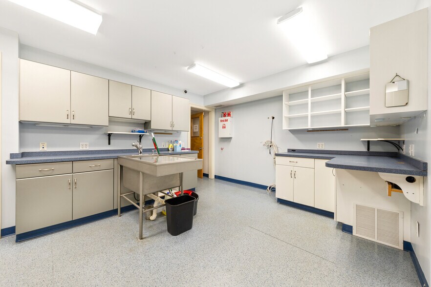More Photos Of 25 Carlisle Rd, Westford Veterinarian Kennel For Sale