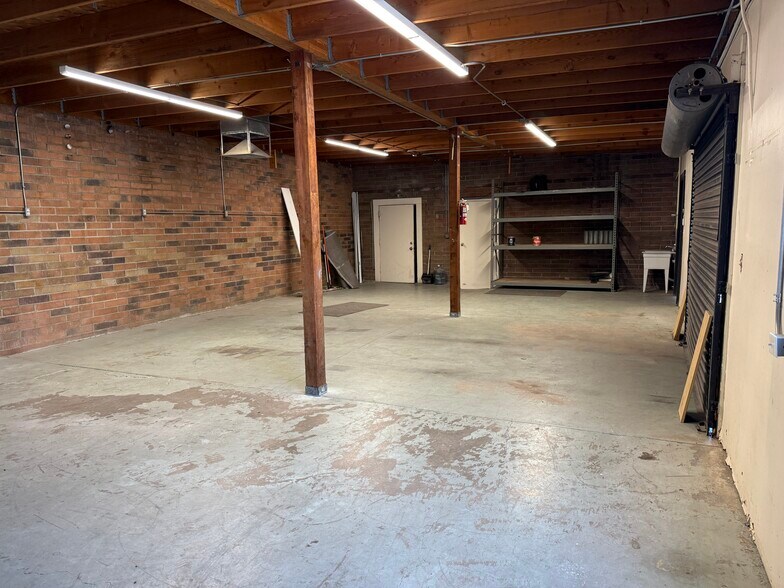 More Photos Of 10729 N 19th Ave, Phoenix Warehouse For Lease