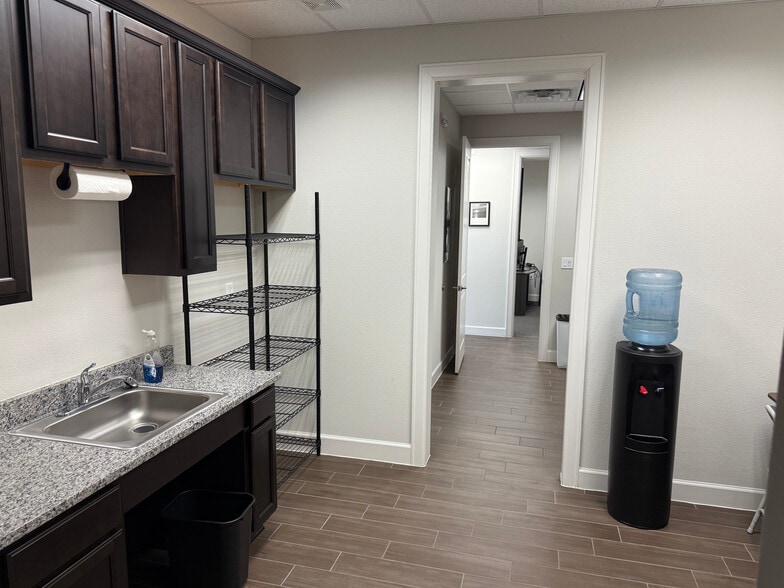 More Photos Of 633 E Fernhurst Dr, Katy Medical For Sale