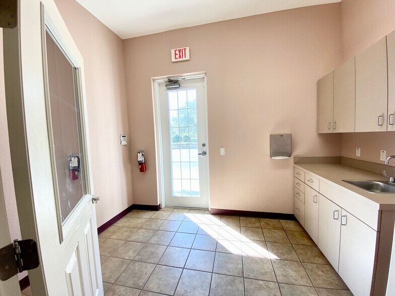 More Photos Of 929 N US Hwy 27/441, Lady Lake Medical For Lease