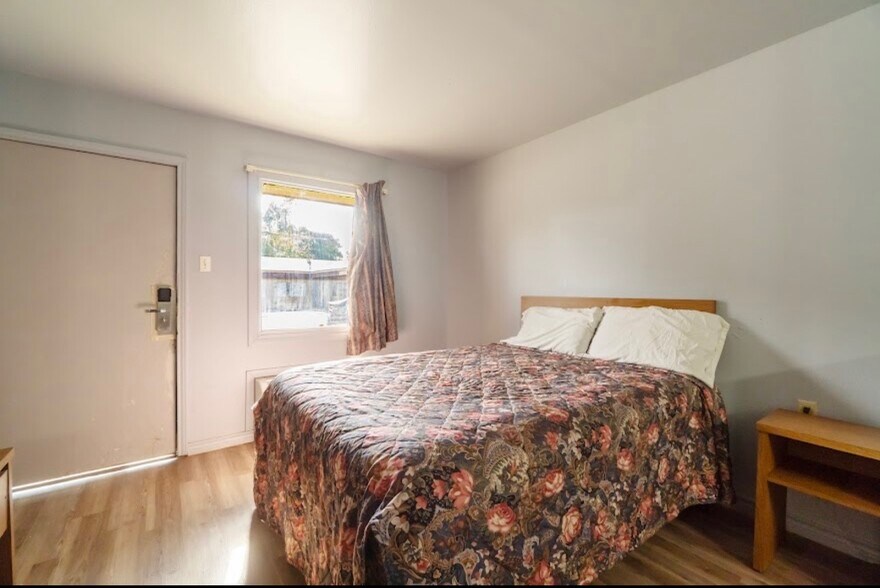 More Photos Of 560 Brazosport Blvd N, Clute Hotel For Sale