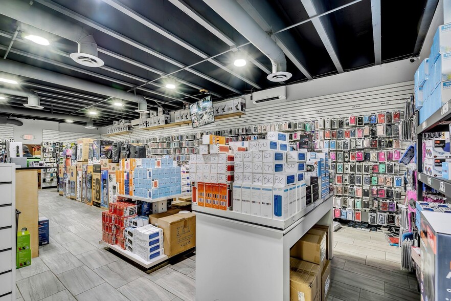 More Photos Of 3051 E Thomas Rd, Phoenix Freestanding For Lease