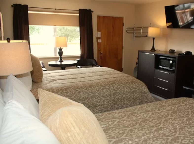 More Photos Of 1010 8th St, Myrtle Point Hotel For Sale