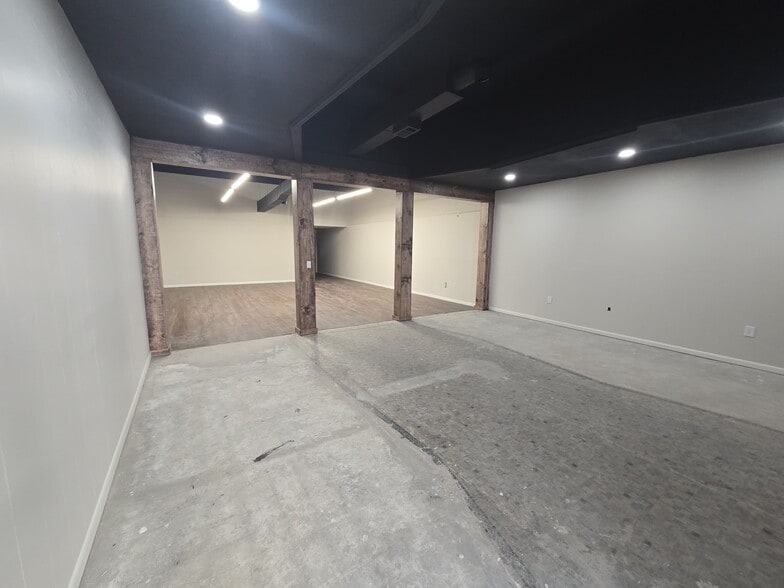 More Photos Of 104-108 S Main St, Victoria Office For Lease