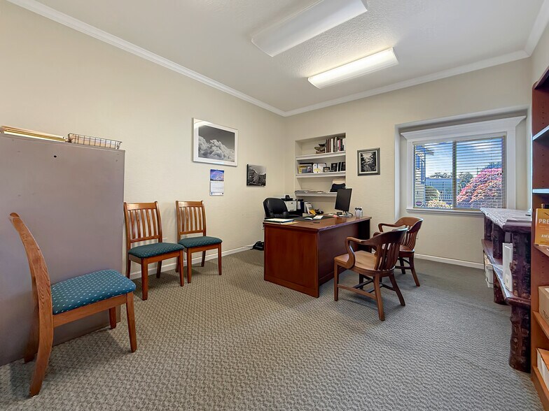 More Photos Of 624 Fleet St, Brookings Office For Sale