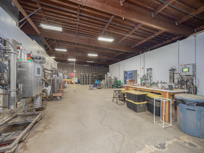 More Photos Of 630 SW Walnut St, Hillsboro Warehouse For Sale