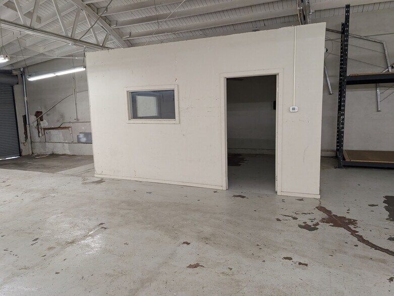 More Photos Of 3356 E 14th St, Los Angeles Warehouse For Lease