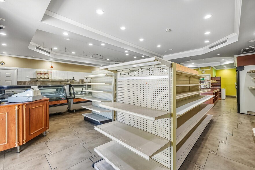 More Photos Of 5075 Hollywood Blvd, Los Angeles Restaurant For Lease